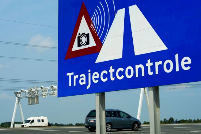 Flandre'deki hız kameraları tartışılıyor: Bakan De Ridder, ceza gelirlerinin artışını inceleyecek