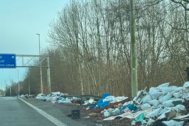 Anderlecht ve Sint-Pieters-Leeuw çıkışında yasadışı atık yığını