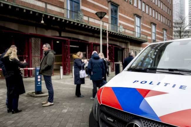 Hollanda'da iki bakanlık davetsiz misafir nedeniyle boşaltıldı, şüpheli hala firarda