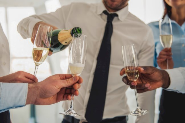 Belçika’da aşırı alkol kullanımı azalıyor, ancak Hâlâ her 10 çalışandan biri tehlikeli sınırda