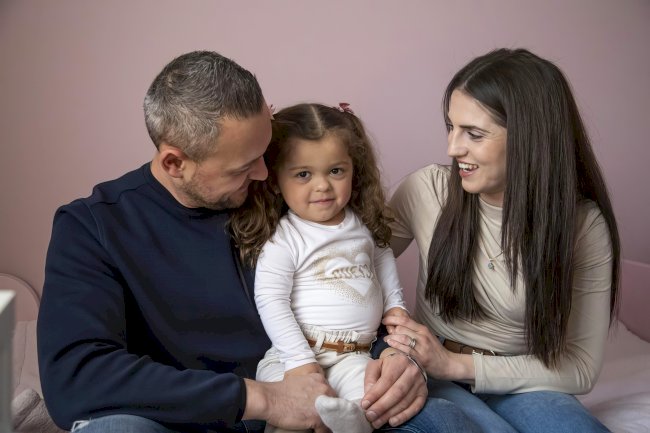 Minik Ayliz büyümek için ilaç bekliyor: “Bu hastalığa sahip Belçika’da çocuklar cezalandırılıyor gibi”