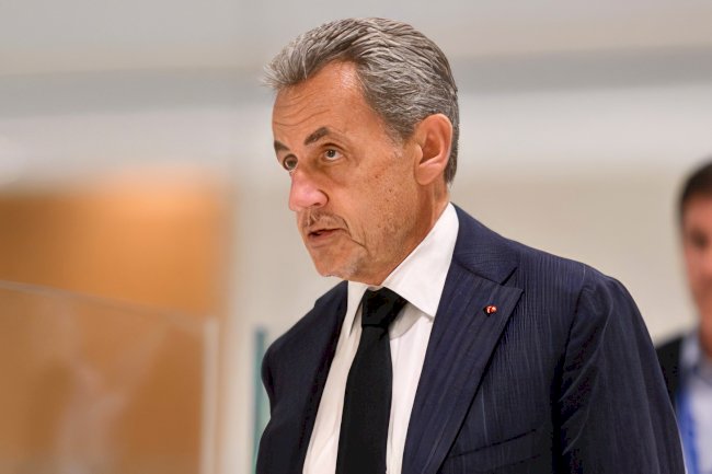 Fransa'nın Eski Cumhurbaşkanı Nicolas Sarkozy'ye elektronik bileklik takılıyor
