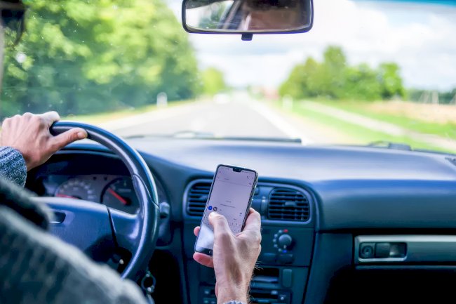 Brüksel ve Elsene’de gerçekleştirilen trafik denetimlerinde, telefon kullanan 347 sürücüye ceza kesildi