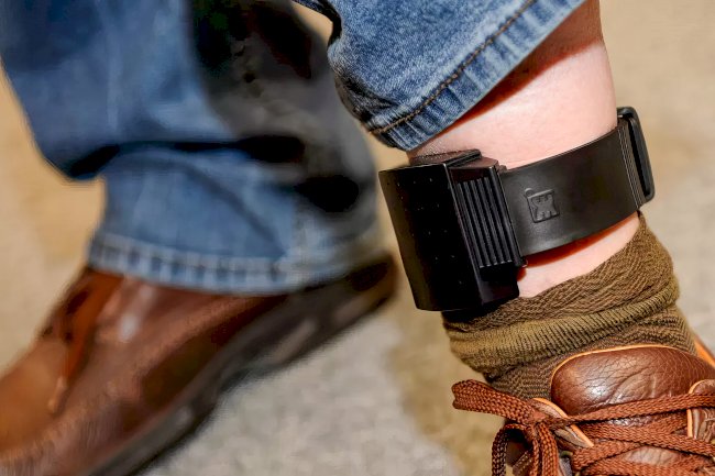 Adalet, kısa süreli hapis cezalarında alternatif arıyor: Ayak bileği kelepçesi geri dönüyor