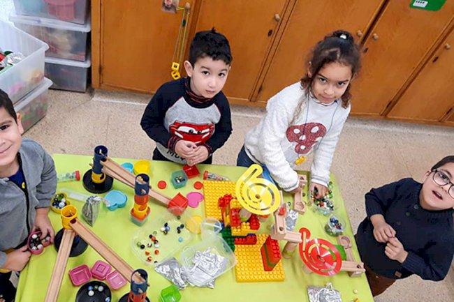 Her altı okul öncesi öğrenciden biri birinci sınıf için yeterli Hollandaca konuşamıyor