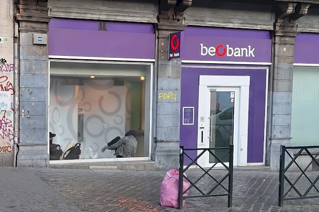 Uyuşturucu satıcıları banka şubesini satış noktası olarak kullanıyor