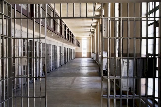 Adalet Bakanı Verlinden’den aşırı kalabalık cezaevlerine karşı acil eylem planı: Modüler hücreler, yurtdışı hapishaneler ve yeni kurallar yolda