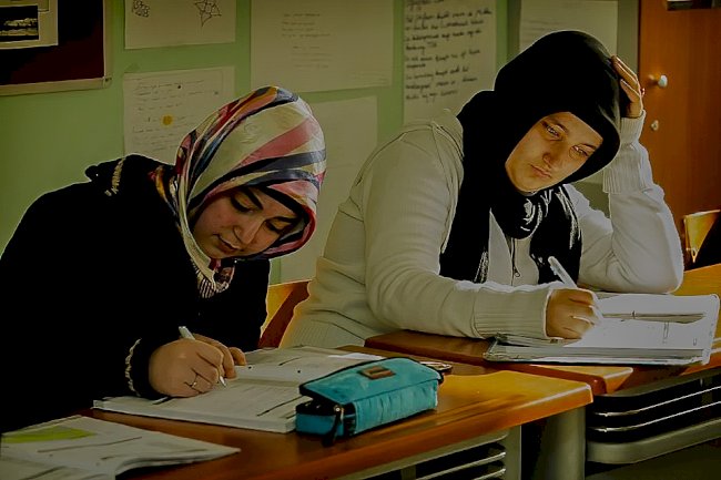 Başörtüsü yasağı Gent'te tepkilere yol açtı: "Öğrencilerimizin geleceği tehlikede"