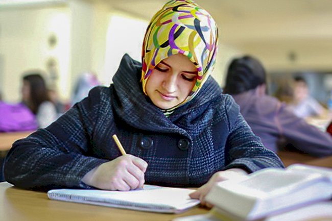 Başörtüsü yasağı sonrası Gent'te kız öğrenciler için yer krizi: “Bize gelen herkese yer veremiyoruz”