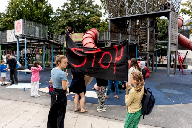 Molenbeek’te aileler ve çocuklar sokakta: “Uyuşturucuya ve şiddete karşı bizi koru”