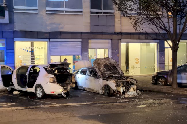 Antwerpen-Kuzey’de kundaklama: Bir araç yandı, iki araç hasar gördü