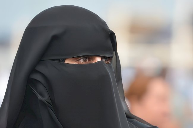 Hollanda Meclisi burka yasağını genişletiyor, Antifa’yı terör örgütü ilan etti