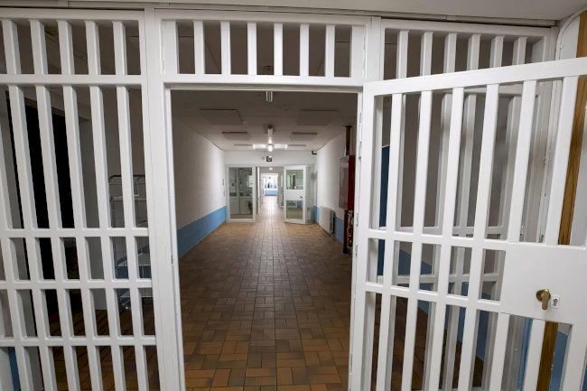 Hükümet cezaevlerindeki aşırı doluluğa çözüm arıyor: Mahkumlar 12 ay erken tahliye edilebilir