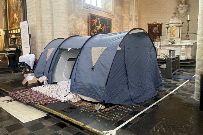 Brüksel'de mülteci aileler kilisede barınıyor: 5 Yaşındaki Omaidullah'ın eğitim umudu