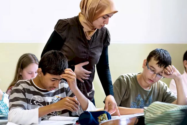 Beersel’de belediye okullarında yeni kıyafet düzenlemesi: Tarafsızlık yönetmeliğe girdi