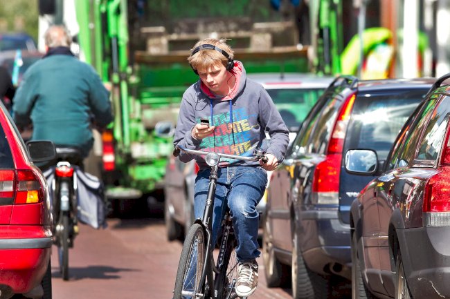 “Trafik yasası seçmeli menü değil”: De Ridder, bisiklette telefon cezasının düşürülmesine karşı çıktı