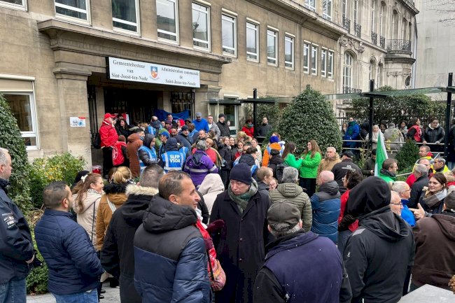 Sint-Joost’ta yıl sonu ikramiyesi krizi: Belediye meclisi protestolarla gerildi