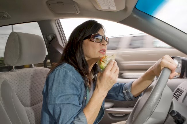 Direksiyon başında dikkatsizlik alarmı: Belçika, Hollanda ve Almanya’da telefon, yemek ve makyaj artık affedilmiyor