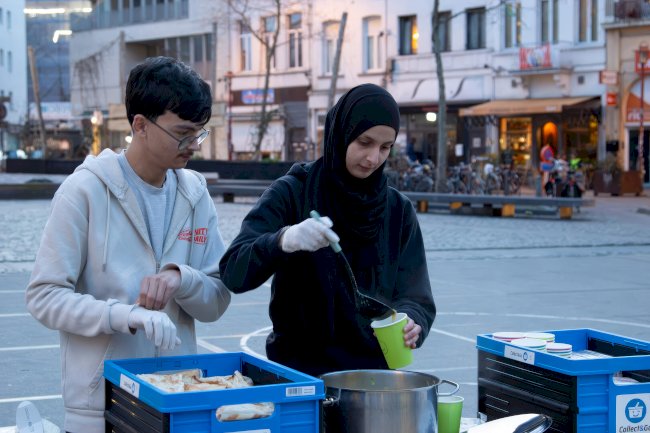 Antwerpen’de Ramazan dayanışması: Gençler De Coninckplein’de iftar dağıttı
