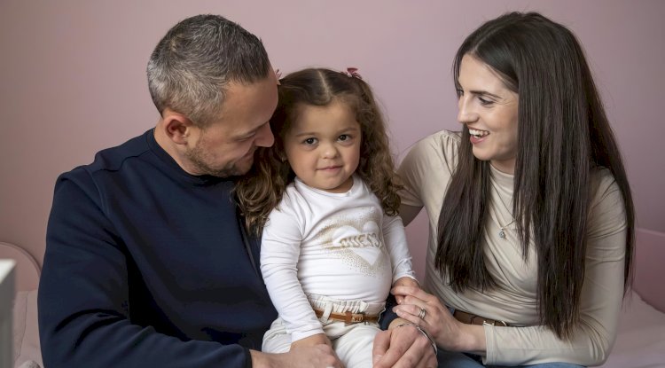 Minik Ayliz büyümek için ilaç bekliyor: “Bu hastalığa sahip Belçika’da çocuklar cezalandırılıyor gibi”