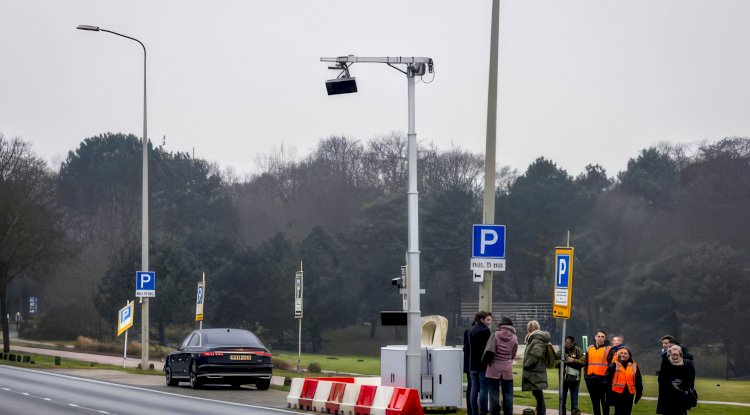 Hollanda, telefon tutarken görüntü alan yeni hız kamerasını kullanıma sundu
