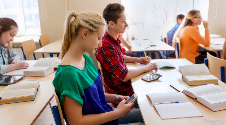 Fransızca eğitim veren okullarda akıllı telefon kullanımına yasak