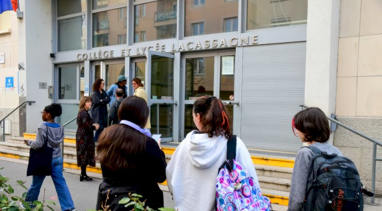 Fransa'da polis, okul kapılarında kitap çantalarını kontrol edecek