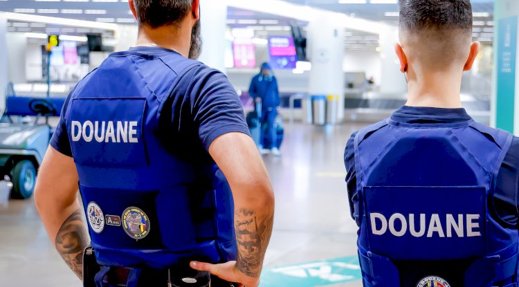 Brüksel Havalimanı'nda yeni önlem: Gümrük polisi vücut tarayıcısını tanıttı