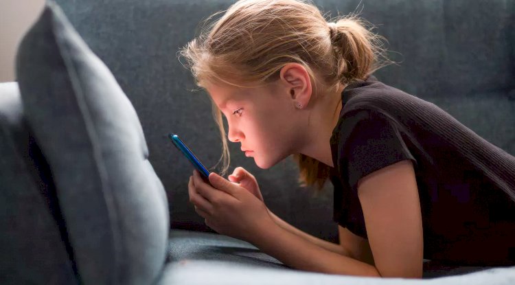 Ebeveynler çocuklarının sosyal medyada ne yaptığını biliyor mu? “Gençlerin üçte biri çıplak görüntü paylaştı”