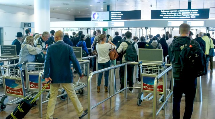 Zaventem Havalimanı’nda kuyruk krizi: Bakan Quintin daha kısa bekleme süreleri talep ediyor