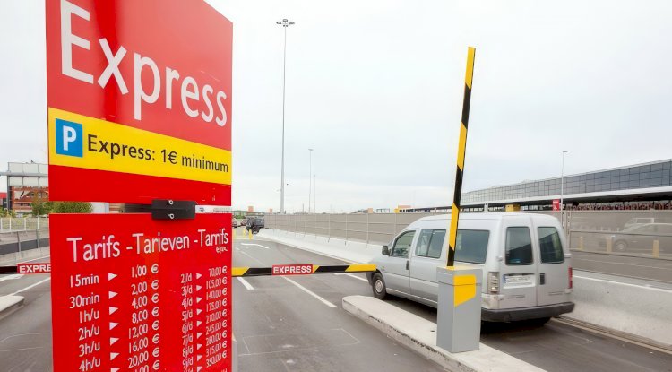 Charleroi Havalimanı’ndaki “Kiss & Fly” ücreti tepki çekiyor: yolcular zorlanıyor, şikayetler artıyor