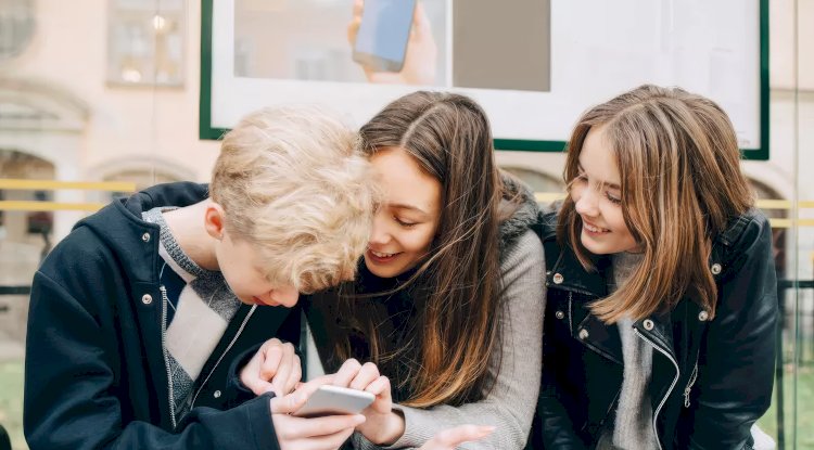 Fransa’dan tarihi dijital adım: 15 Yaş altına sosyal medya yasağı