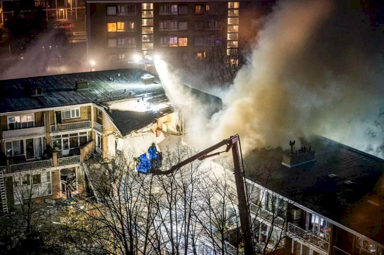 Lahey'de şiddetli patlama: 3 katlı apartman yerle bir oldu, 4 yaralı hastaneye kaldırıldı