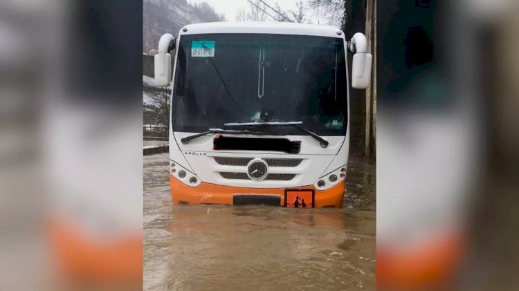 Kış havası Valonya’yı vurdu: Yvoir’de okul servisi selde mahsur kaldı