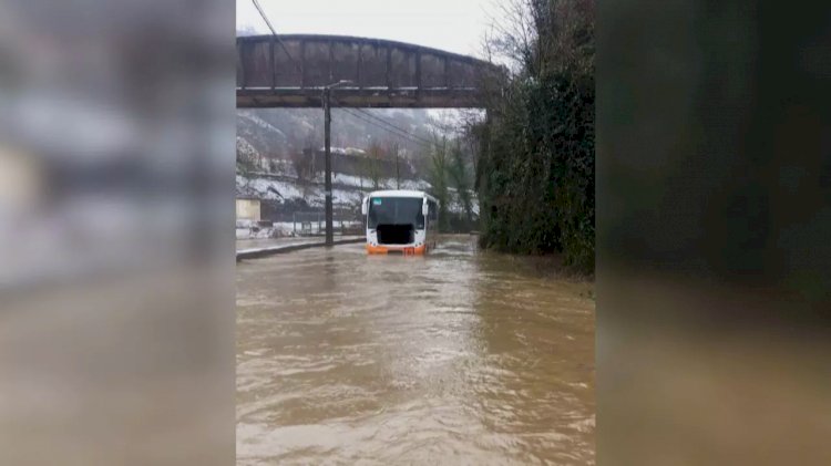 Kış havası Valonya’yı vurdu: Yvoir’de okul servisi selde mahsur kaldı