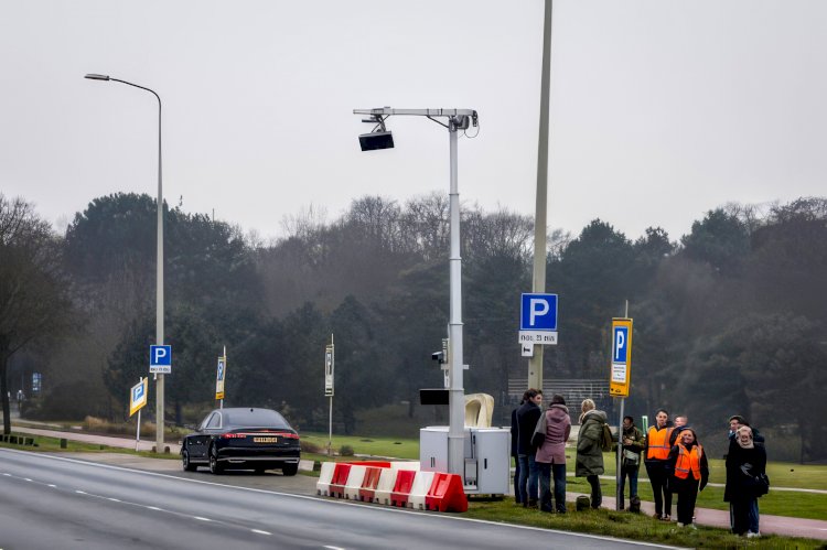 Hollanda, telefon tutarken görüntü alan yeni hız kamerasını kullanıma sundu