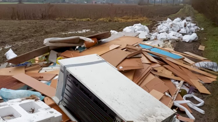 Beersel’de 2 ton çöplük mezar taşına döküldü: "Kameranın görüntüsünde 15 dakika boyunca çöpleri boşaltıyorlar"