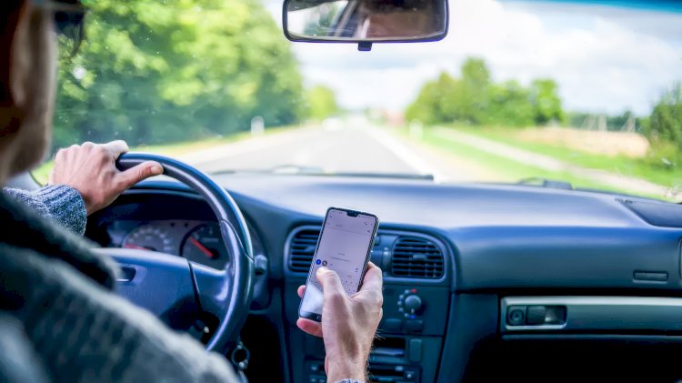 Brüksel ve Elsene’de gerçekleştirilen trafik denetimlerinde, telefon kullanan 347 sürücüye ceza kesildi