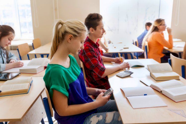 Belçika’da yeni eğitim yılı başladı: Brüksel ve Wallonie’de 900 bin öğrenci için akıllı telefon yasağı