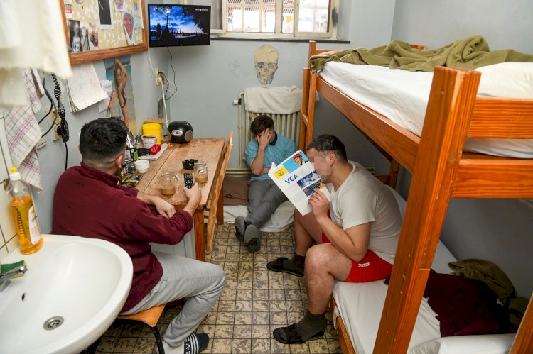 Antwerp cezaevinde alarm: “Tüm şilteler kalktı”, mahkumlar yerde uyuyor