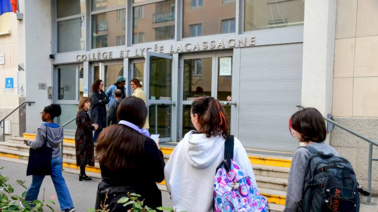 Fransa'da polis, okul kapılarında kitap çantalarını kontrol edecek