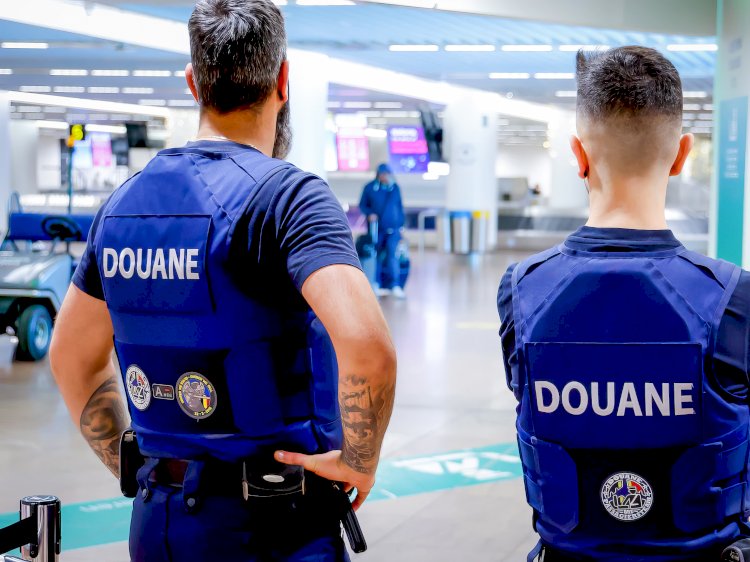 Brüksel Havalimanı'nda yeni önlem: Gümrük polisi vücut tarayıcısını tanıttı