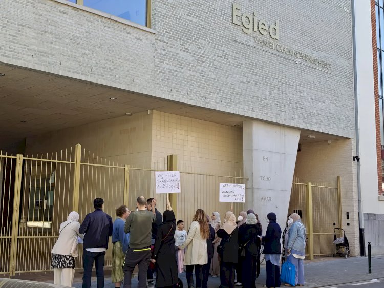 Molenbeek'te okul krizi: Veli protestoları, uzaklaştırmalar ve tartışmalı yönetim kararları