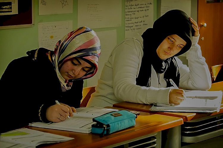 Başörtüsü yasağı sonrası Gent'te kız öğrenciler için yer krizi: “Bize gelen herkese yer veremiyoruz”