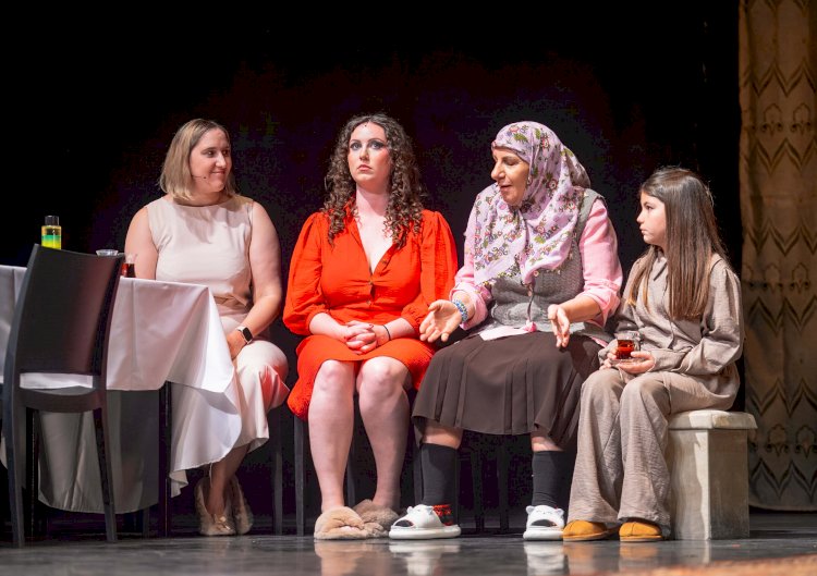 “Anne Sevgisi” Tiyatro oyunu Belçika’da hem güldürdü hem ağlattı