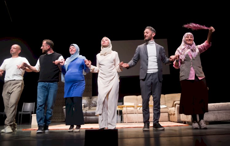 “Anne Sevgisi” Tiyatro oyunu Belçika’da hem güldürdü hem ağlattı