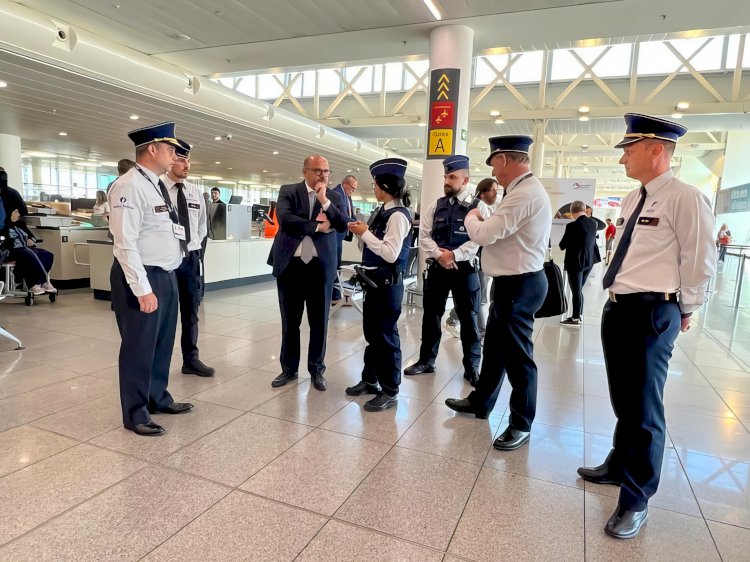 Zaventem Havalimanı’nda kuyruk krizi: Bakan Quintin daha kısa bekleme süreleri talep ediyor