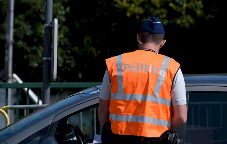 Belçika’da trafikte tehlikeli yanlış algı: “Sinyal vermek öncelik hakkı tanımaz”