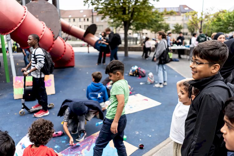Molenbeek’te aileler ve çocuklar sokakta: “Uyuşturucuya ve şiddete karşı bizi koru”