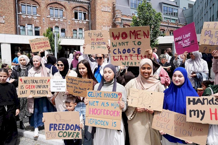 Belçika'da başörtüsü yasağına gençlikten sert tepki: CD&V ve Vooruit Gençlik Kolları "Aynı hataları tekrarlamayın" dedi